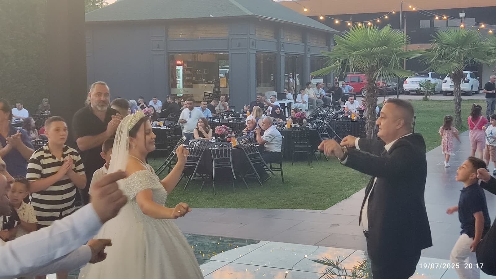 Arzunur ve Mert Görkemli Bir Düğünle Hayatlarını Birleştirdi