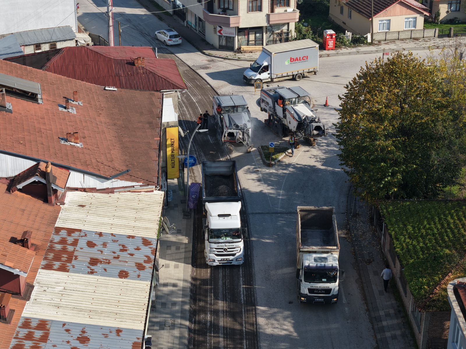 GÖLYAKA'DA YOLLAR YENİLENİYOR: