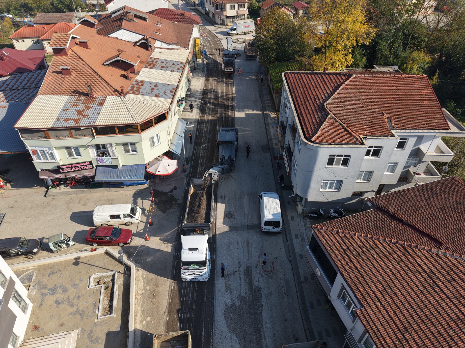 GÖLYAKA'DA YOLLAR YENİLENİYOR: