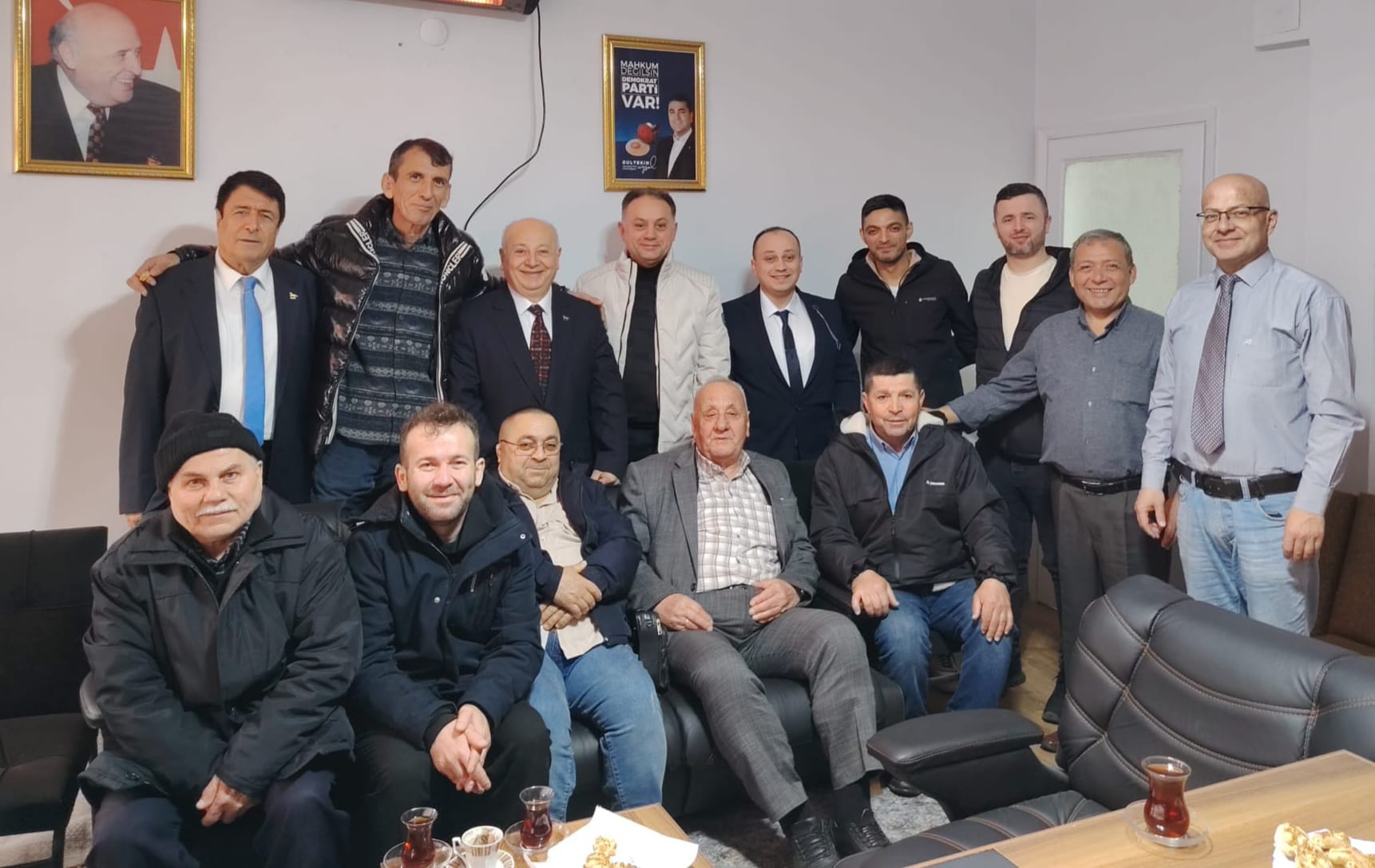 Demokrat Parti’de Bayramlaşma Yoğun Katılım Dikkat Çekti Demokrat Parti’de Bayramlaşma Yoğun Katılım Dikkat Çekti