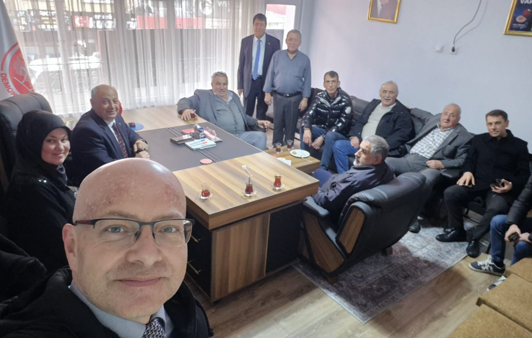 Demokrat Parti’de Bayramlaşma Yoğun Katılım Dikkat Çekti Demokrat Parti’de Bayramlaşma Yoğun Katılım Dikkat Çekti
