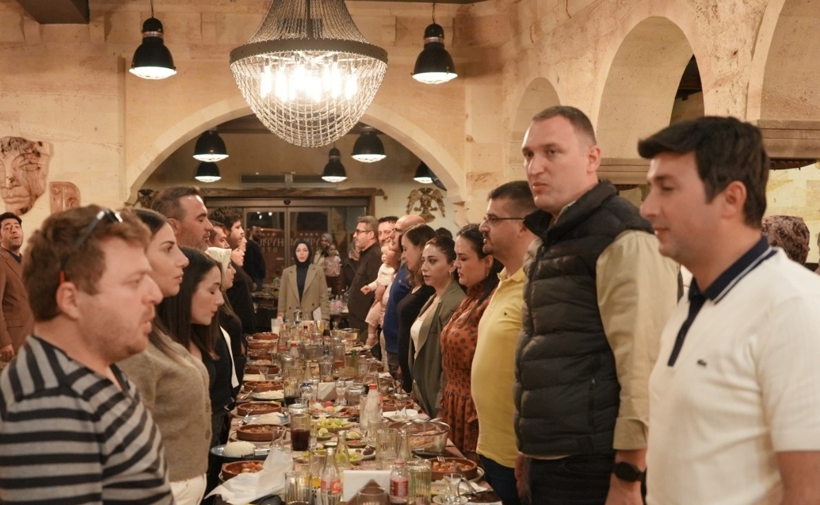 MİNİK PİYANİST ÇALDI, SALON AYAĞA KALKTI
