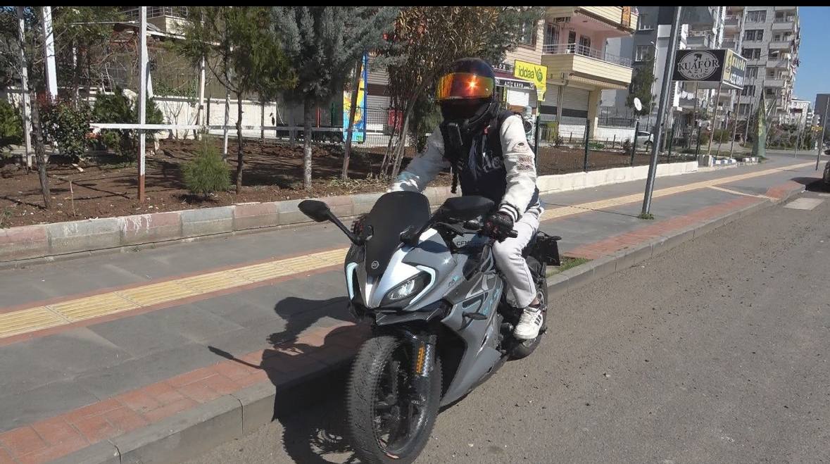 “Olmaz Demeyin, Burası Türkiye!” Motosiklet Sürücüsüne ‘Emniyet Kemeri’ Cezası