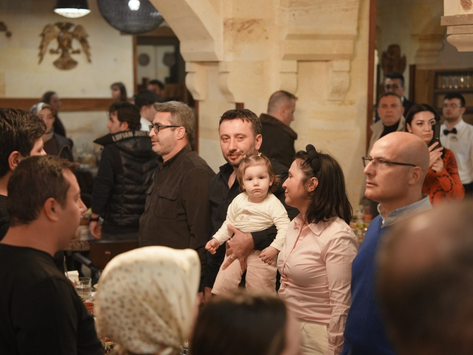 MİNİK PİYANİST ÇALDI, SALON AYAĞA KALKTI