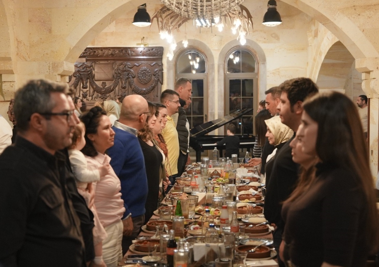 MİNİK PİYANİST ÇALDI, SALON AYAĞA KALKTI