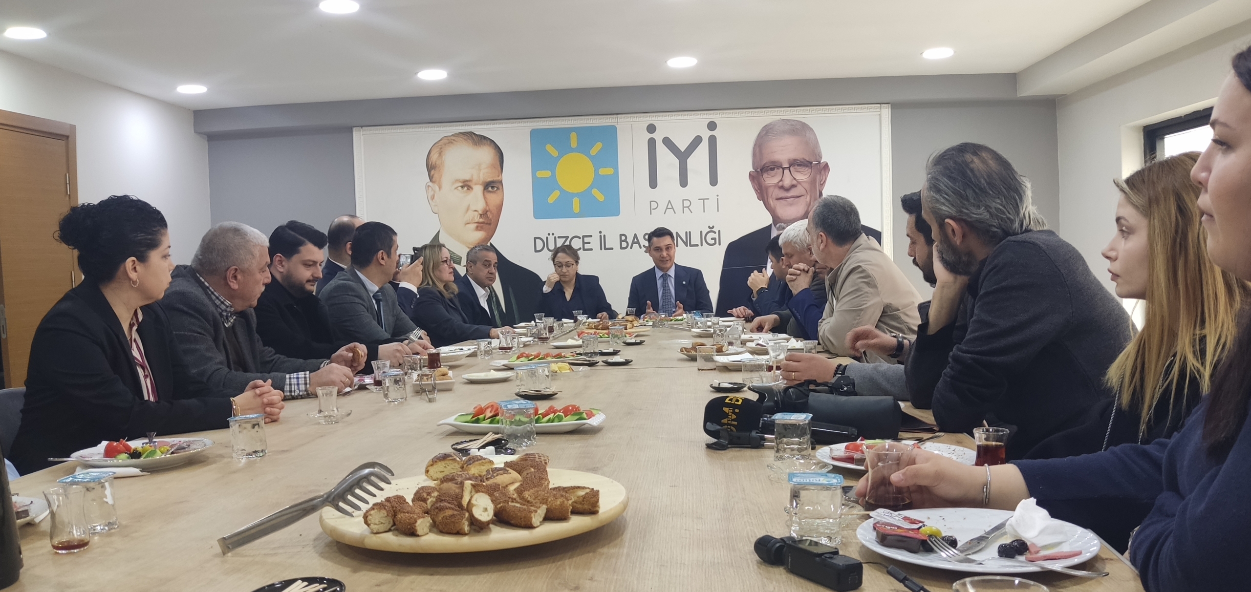 AV. AKDOĞAN: “VATANDAŞIN YANINDAYIZ” İYİ PARTİ GEN. BAŞ YAR. ALPER AV. AKDOĞAN DÜZCE’DE BASINLA BULUŞTU