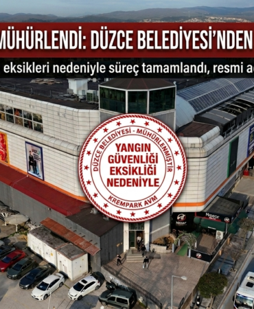 KREMPARK AVM MÜHÜRLENDİ: Cumhurbaşkanlığı talimatları doğrultusunda başlatılan denetimler kapsamında Düzce’de faaliyet gösteren alışveriş merkezlerine yönelik incelemelerde önemli gelişmeler yaşandı. Düzce Belediyesi tarafından yapılan açıklamada, Krempark AVM’nin yangın güvenliği başta olmak üzere mevzuata aykırı eksiklikleri nedeniyle mühürlendiği ve sürecin titizlikle yürütüldüğü bildirildi.