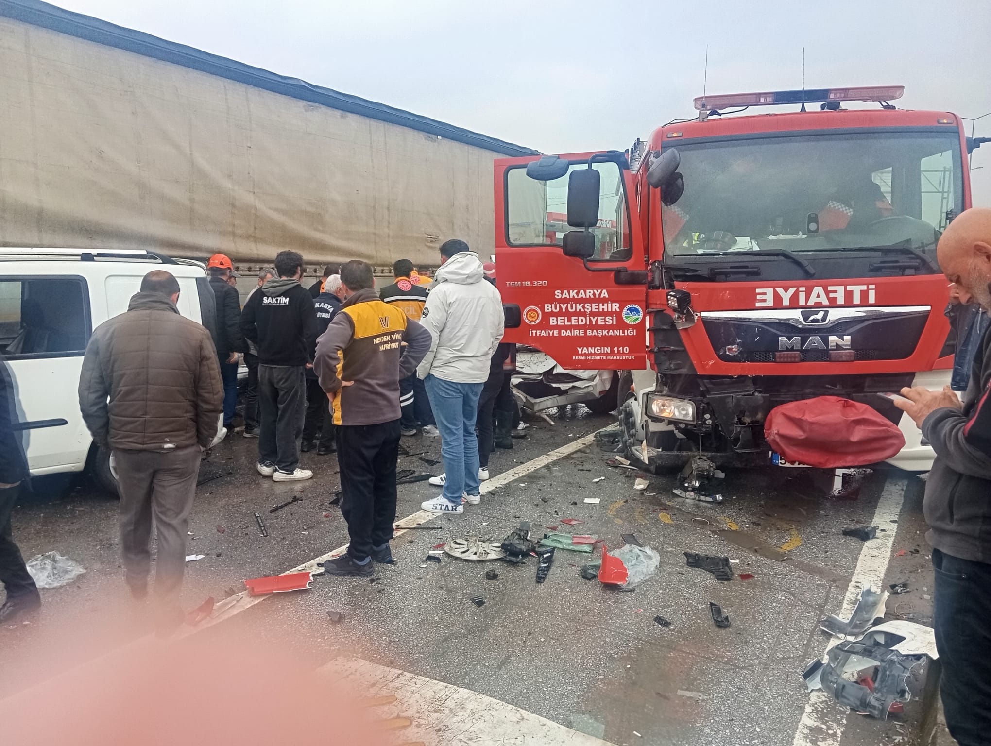 İTFAİYE ARACI 6 ARACI BİÇTİ: ÇOK SAYIDA YARALI VAR
