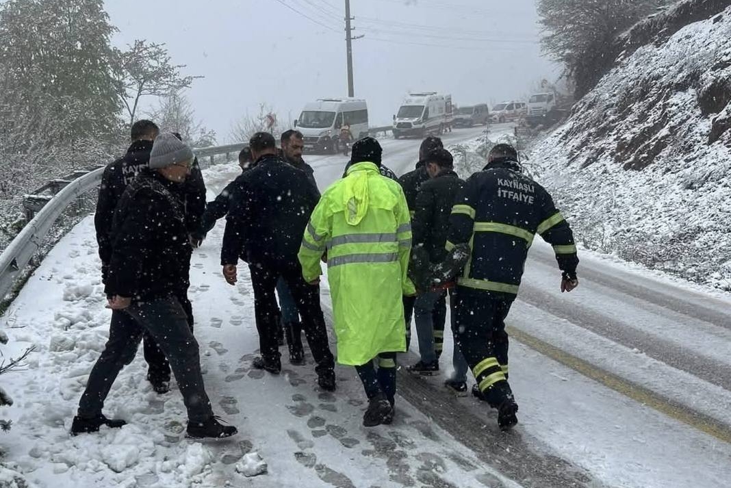 Düzce’de Sedaş İşçilerini Taşıyan Araç Uçuruma Yuvarlandı: Düzce’de Sedaş İşçilerini Taşıyan Araç Uçuruma Yuvarlandı: