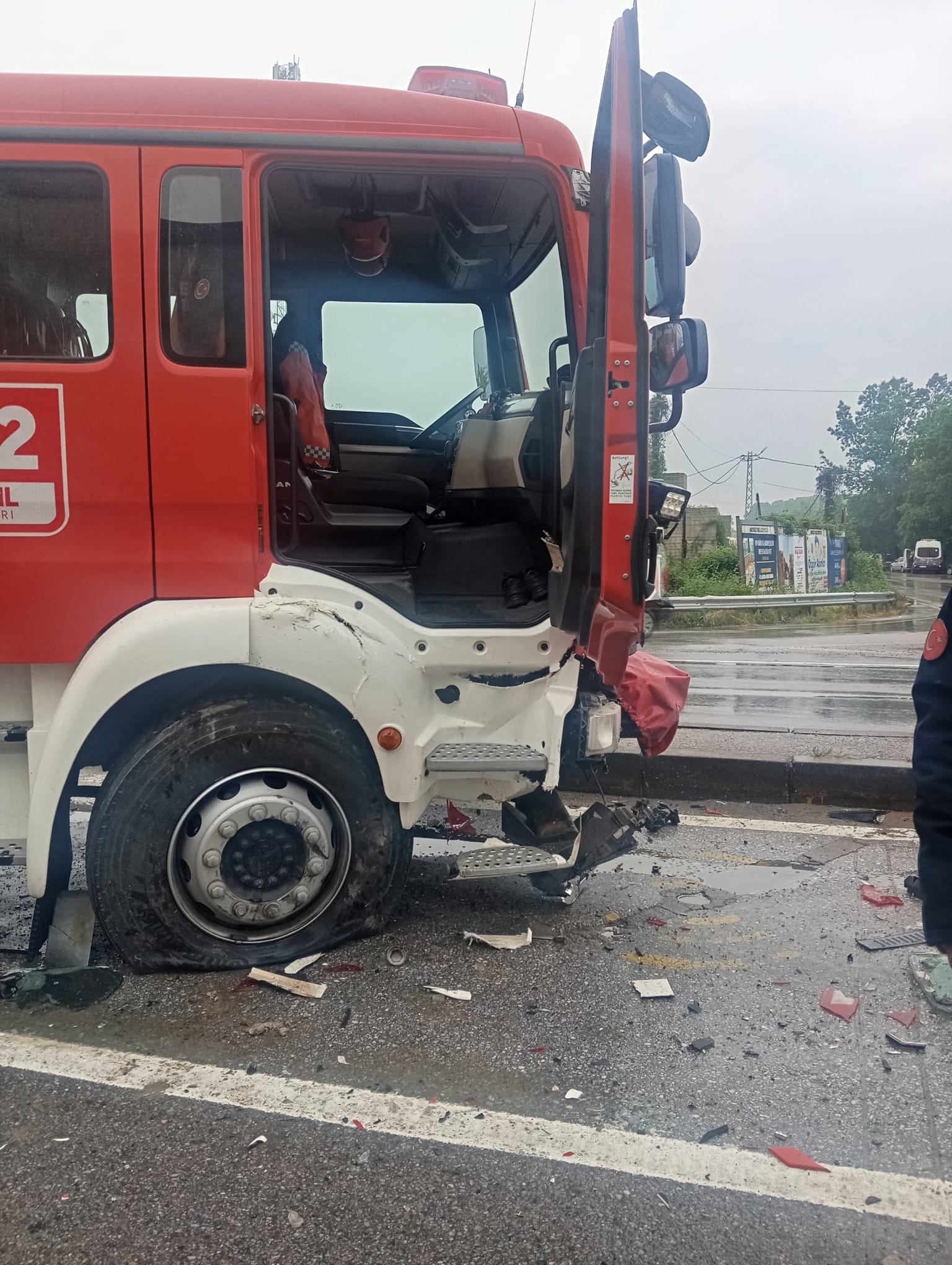 İTFAİYE ARACI 6 ARACI BİÇTİ: ÇOK SAYIDA YARALI VAR