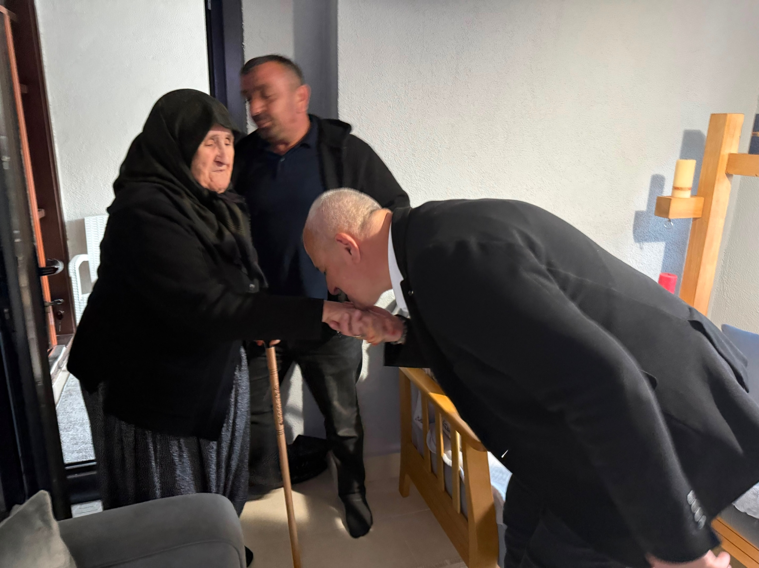 BAŞKAN YILMAZ YILDIZ BAYRAMDA DA DURMADI: EV EV GEZEREK GÖNÜLLERİ FETHETTİ!
