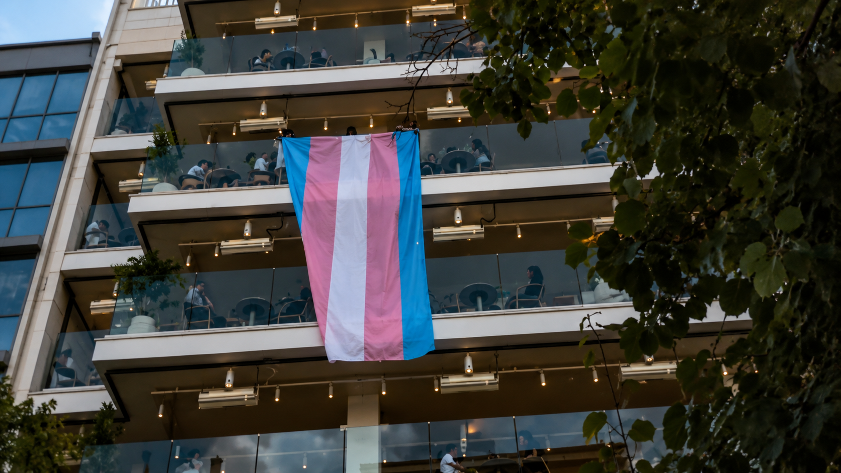 Ankara'da Trans Bayrağı Skandalı Ankara'da Trans Bayrağı Skandalı