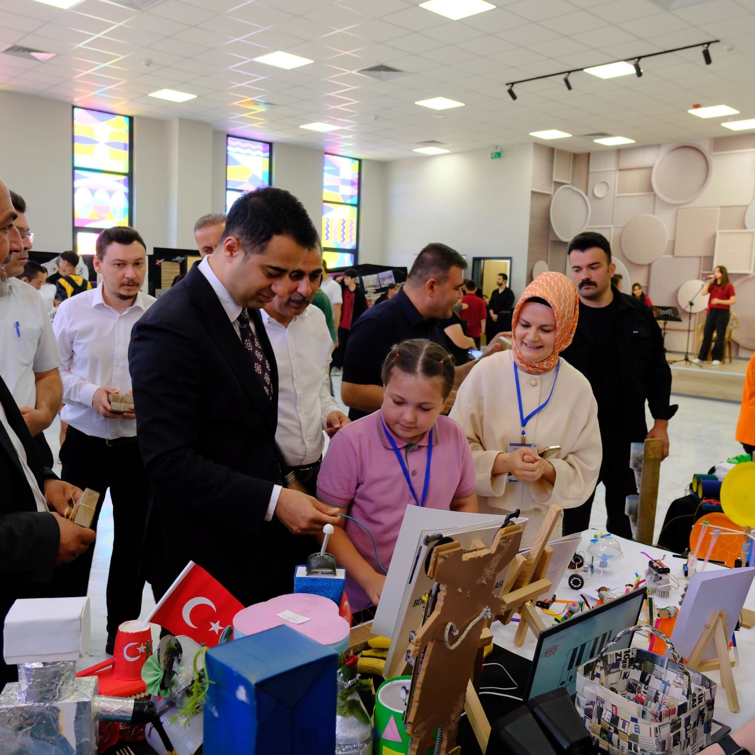 Gümüşova'da Bilim ve Sanat Yeni Merkez Kapılarını Açtı Gümüşova'da Bilim ve Sanat Yeni Merkez Kapılarını Açtı