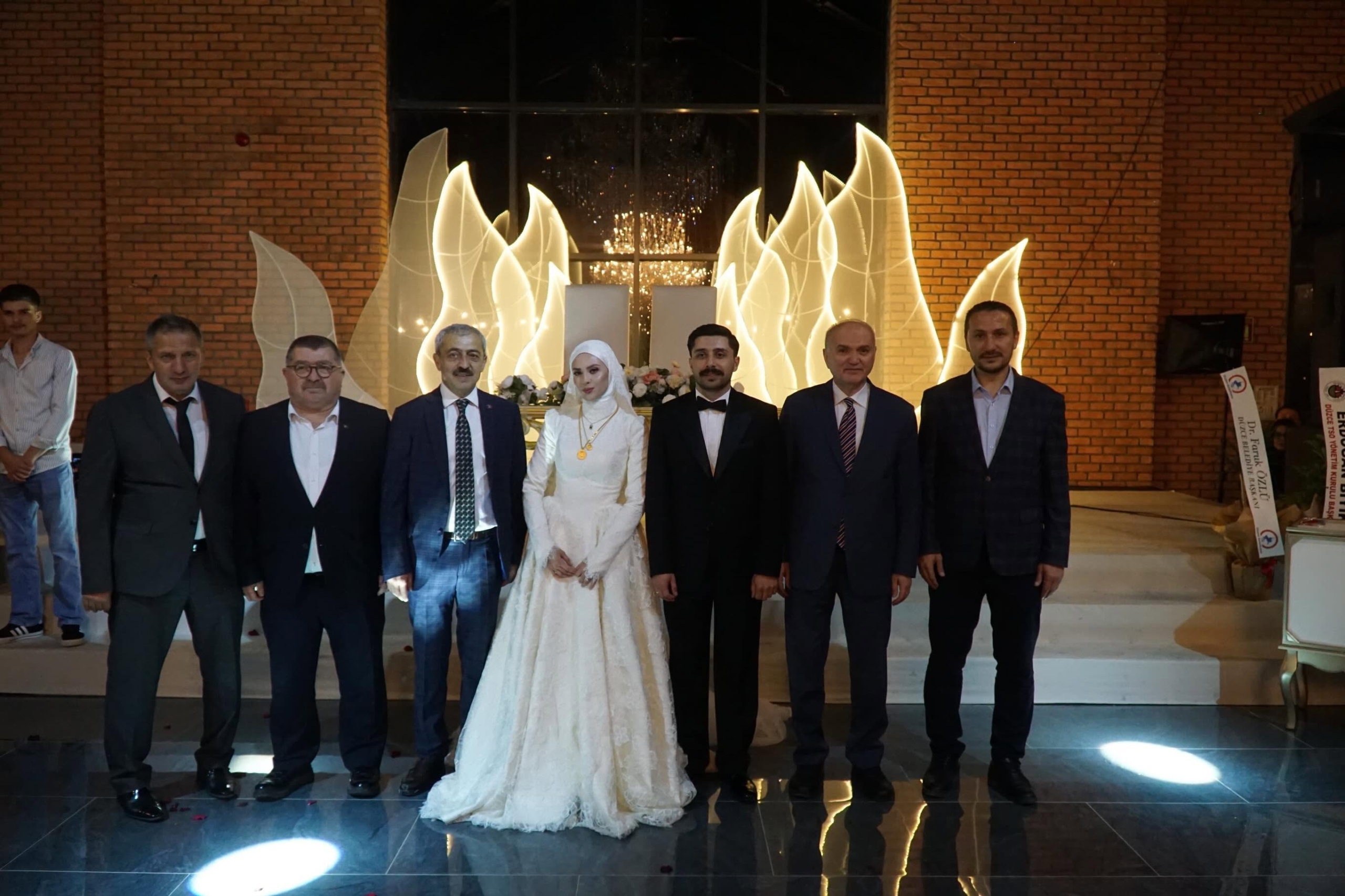 SEYFULLAH TUNA VE BETÜL GÜLÜÇ DÜNYAEVİNE GİRDİ SEYFULLAH TUNA VE BETÜL GÜLÜÇ DÜNYAEVİNE GİRDİ