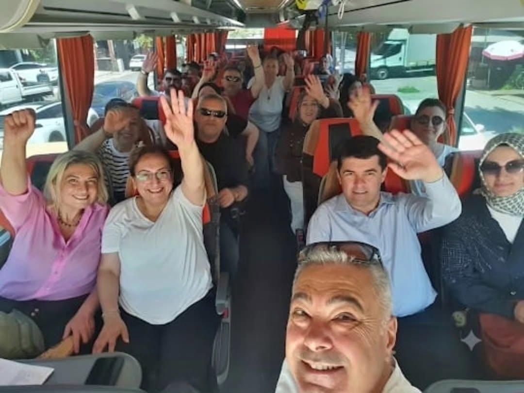 Yüz Binler Meydanlara Akın Etti: Dev Mitingde Bayrak Denizi!