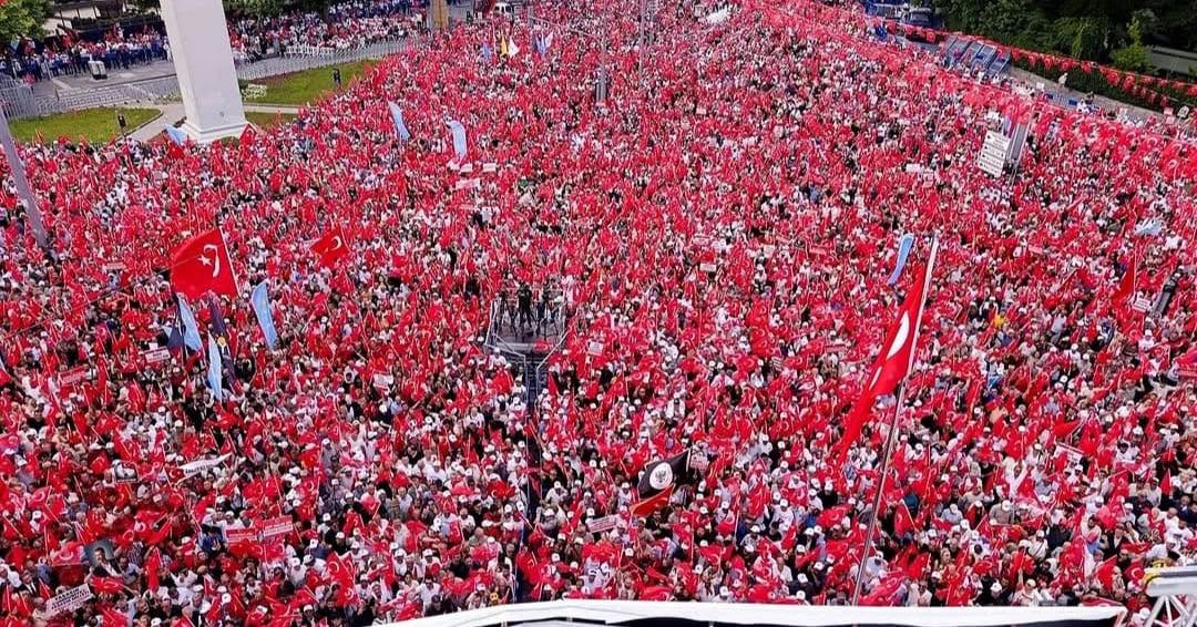 Yüz Binler Meydanlara Akın Etti: Dev Mitingde Bayrak Denizi!