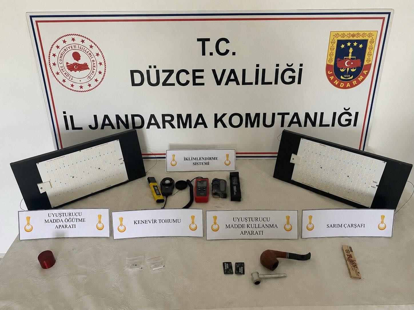 Düzce’de Kargo Hattıyla Kaçakçılık Yapanlara Jandarma'dan Operasyon Düzce’de Kargo Hattıyla Kaçakçılık Yapanlara Jandarma'dan Operasyon