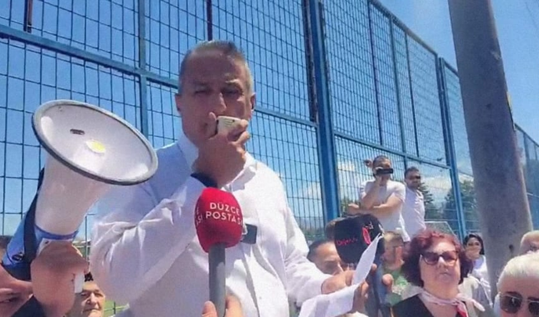 CHP Düzce'de Deprem: İl ve İlçe Başkanları Toplu İstifa Etti CHP Düzce'de Deprem: İl ve İlçe Başkanları Toplu İstifa Etti