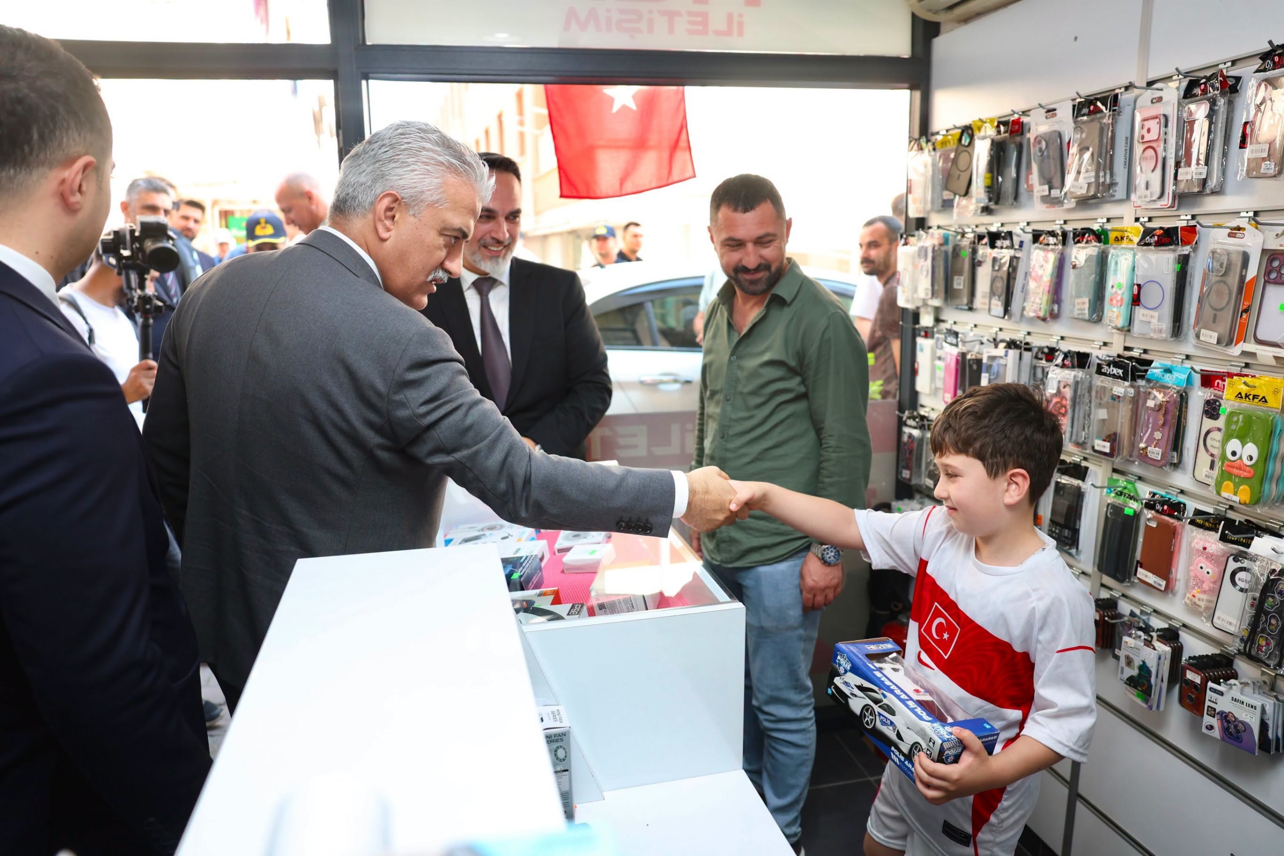 Vali Makas'tan Gümüşova'da Esnaf Ziyareti Vali Makas'tan Gümüşova'da Esnaf Ziyareti