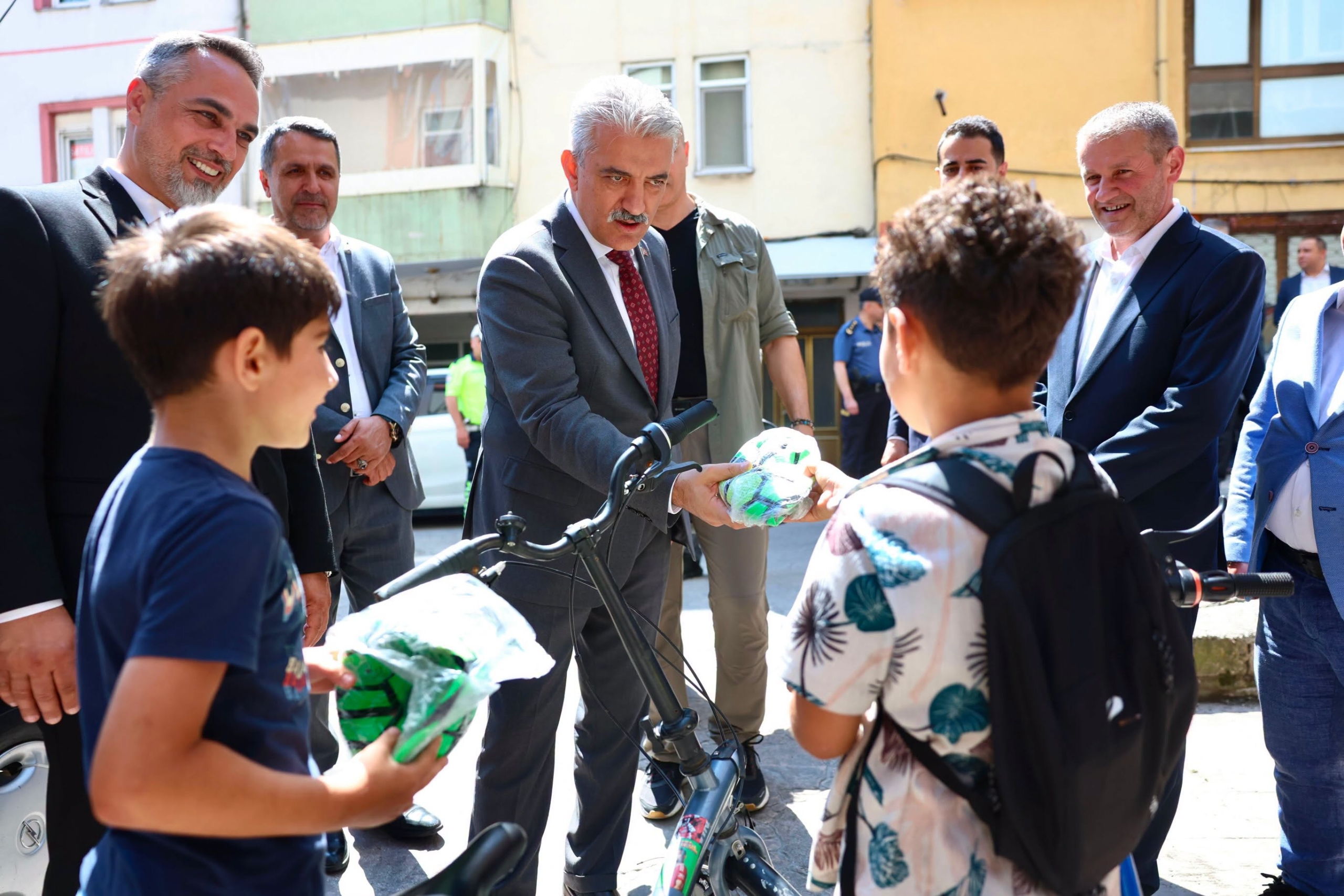 Vali Makas'tan Gümüşova'da Esnaf Ziyareti Vali Makas'tan Gümüşova'da Esnaf Ziyareti