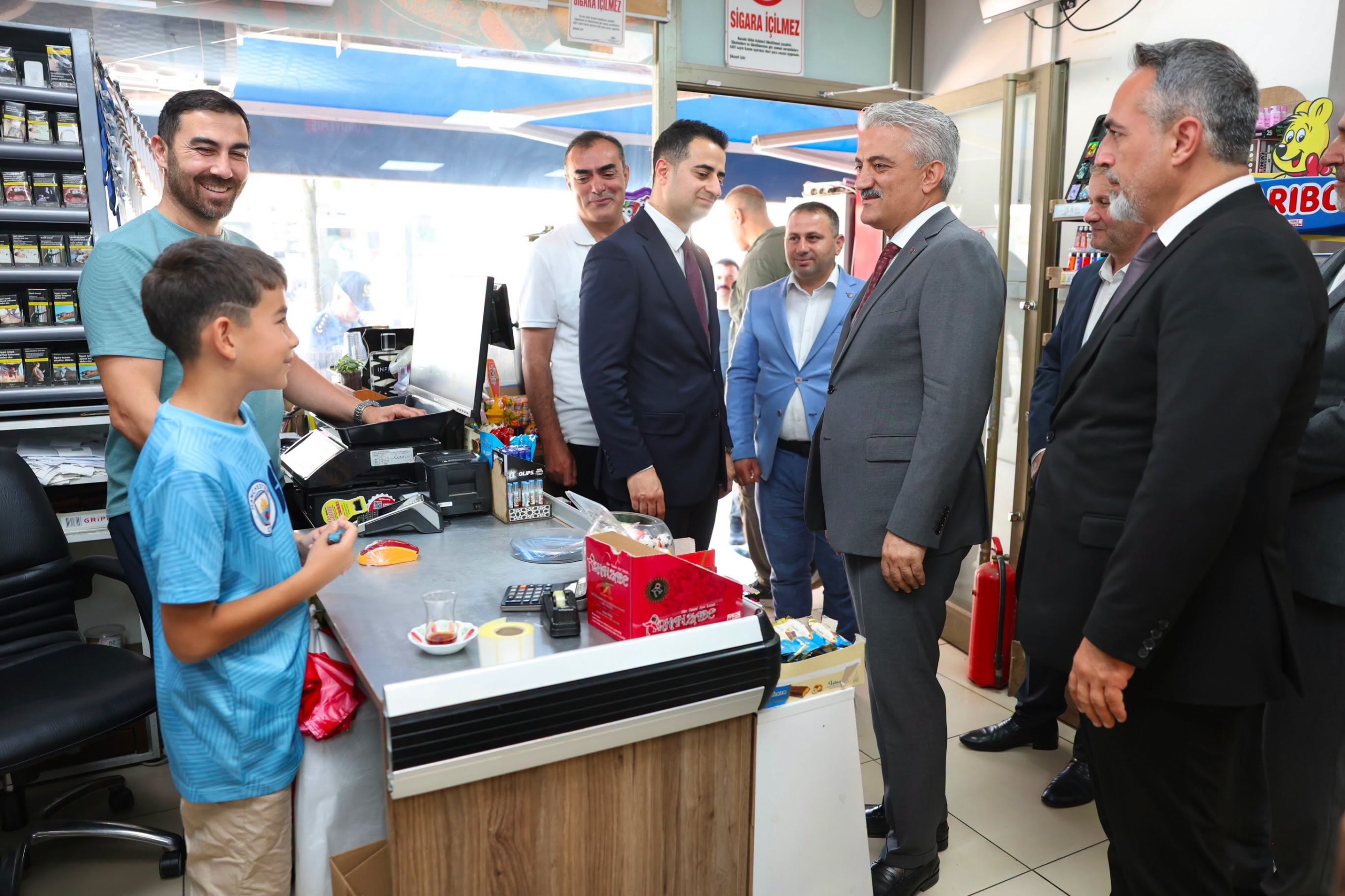 Vali Makas'tan Gümüşova'da Esnaf Ziyareti Vali Makas'tan Gümüşova'da Esnaf Ziyareti