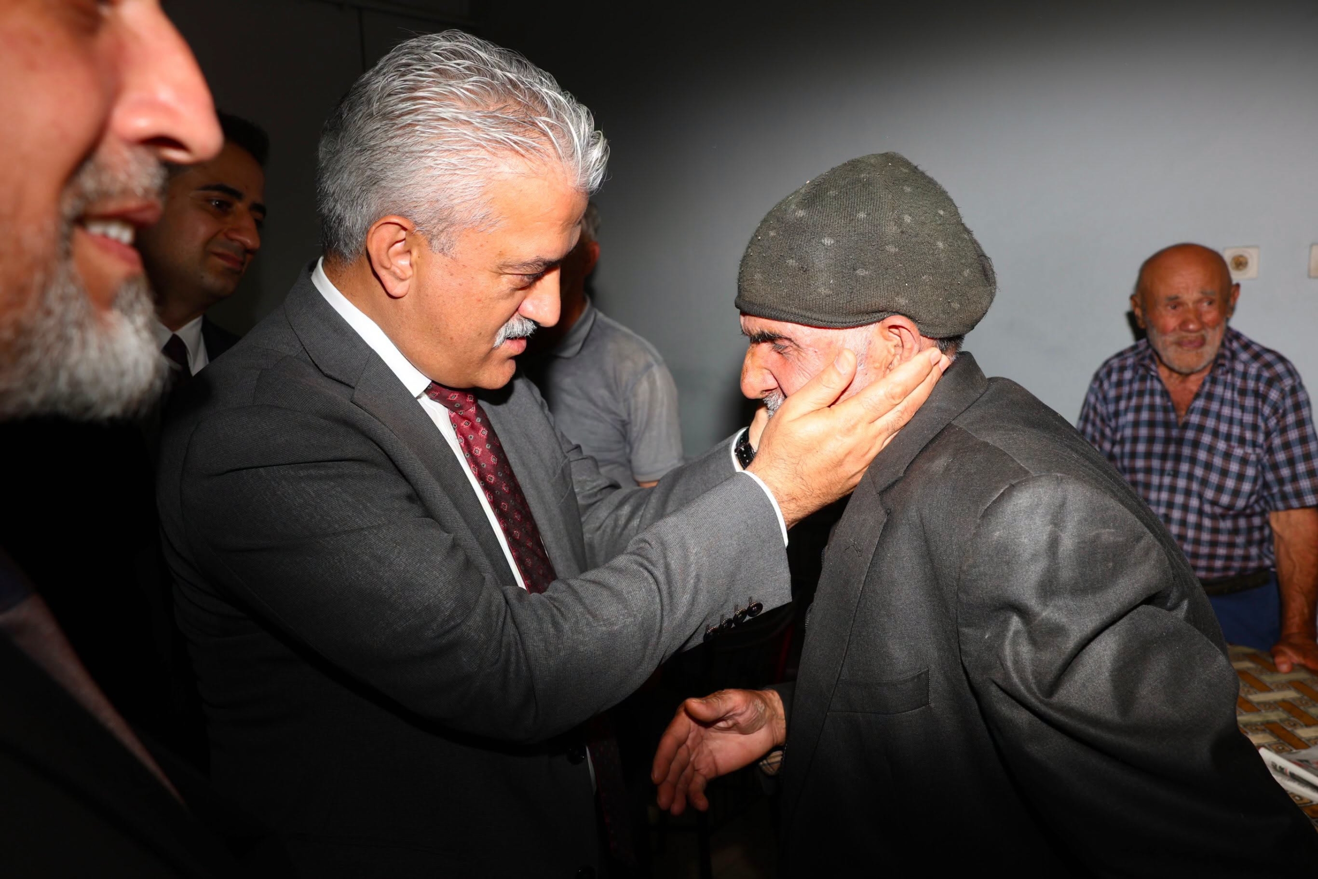 Vali Makas'tan Gümüşova'da Esnaf Ziyareti Vali Makas'tan Gümüşova'da Esnaf Ziyareti