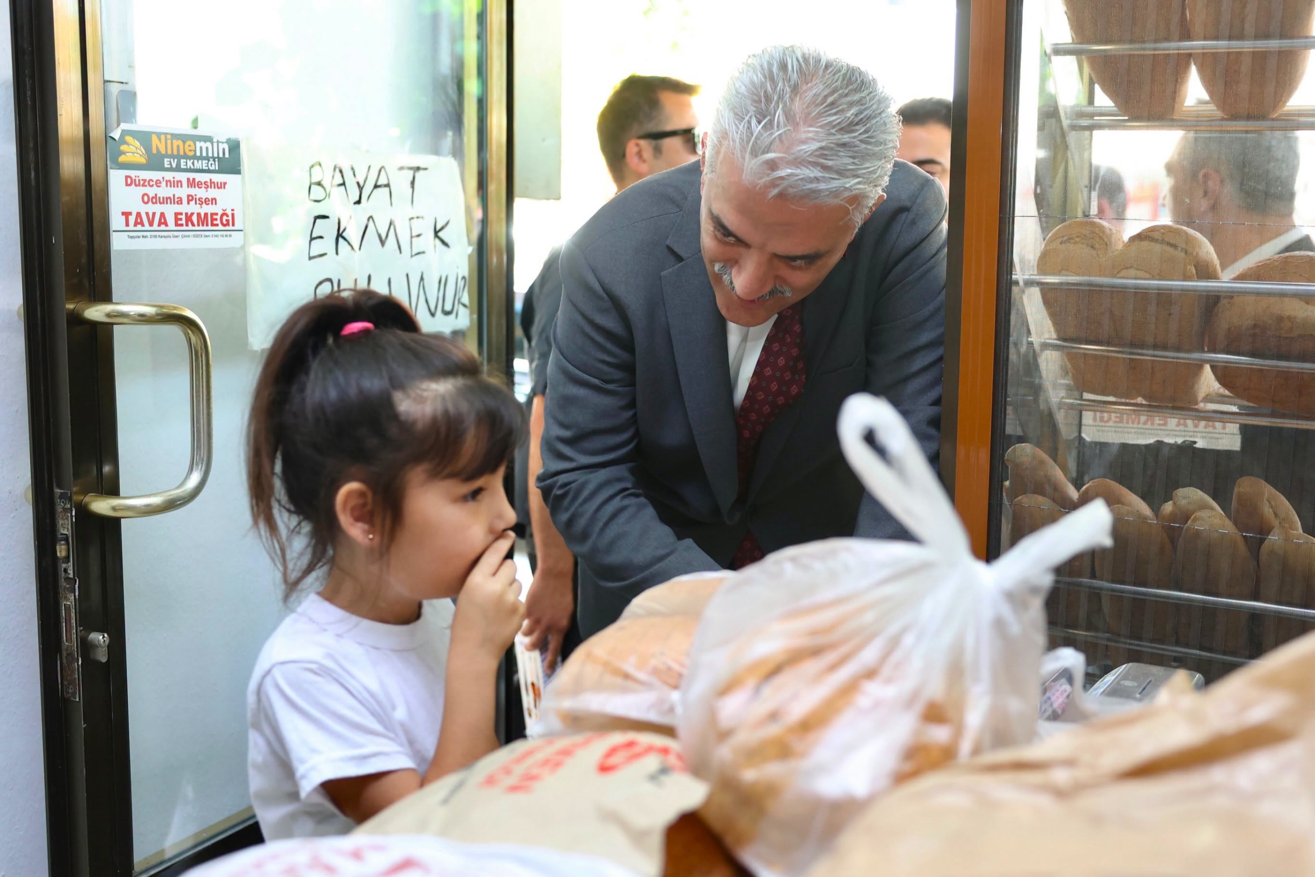 Vali Makas'tan Gümüşova'da Esnaf Ziyareti Vali Makas'tan Gümüşova'da Esnaf Ziyareti