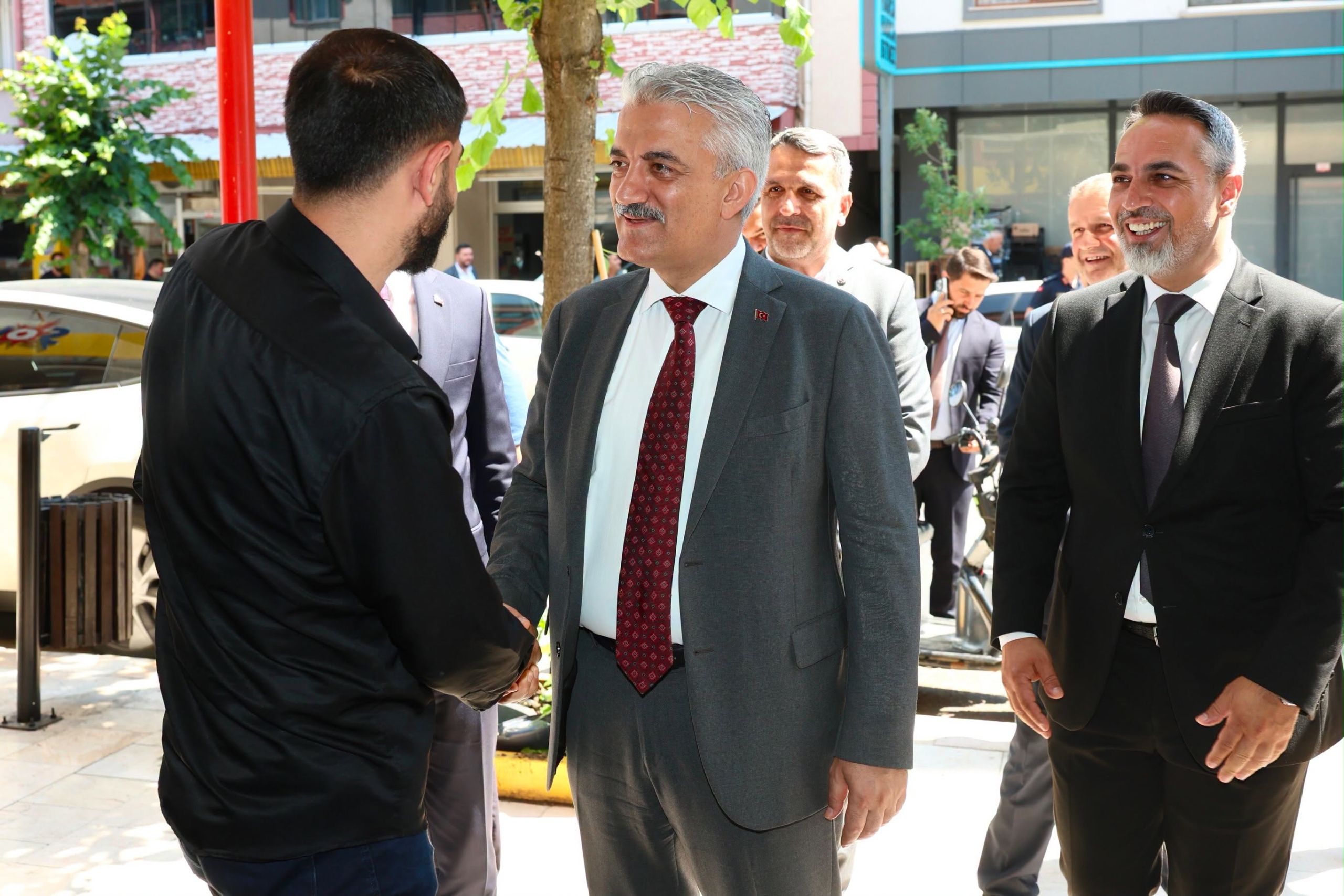 Vali Makas'tan Gümüşova'da Esnaf Ziyareti Vali Makas'tan Gümüşova'da Esnaf Ziyareti
