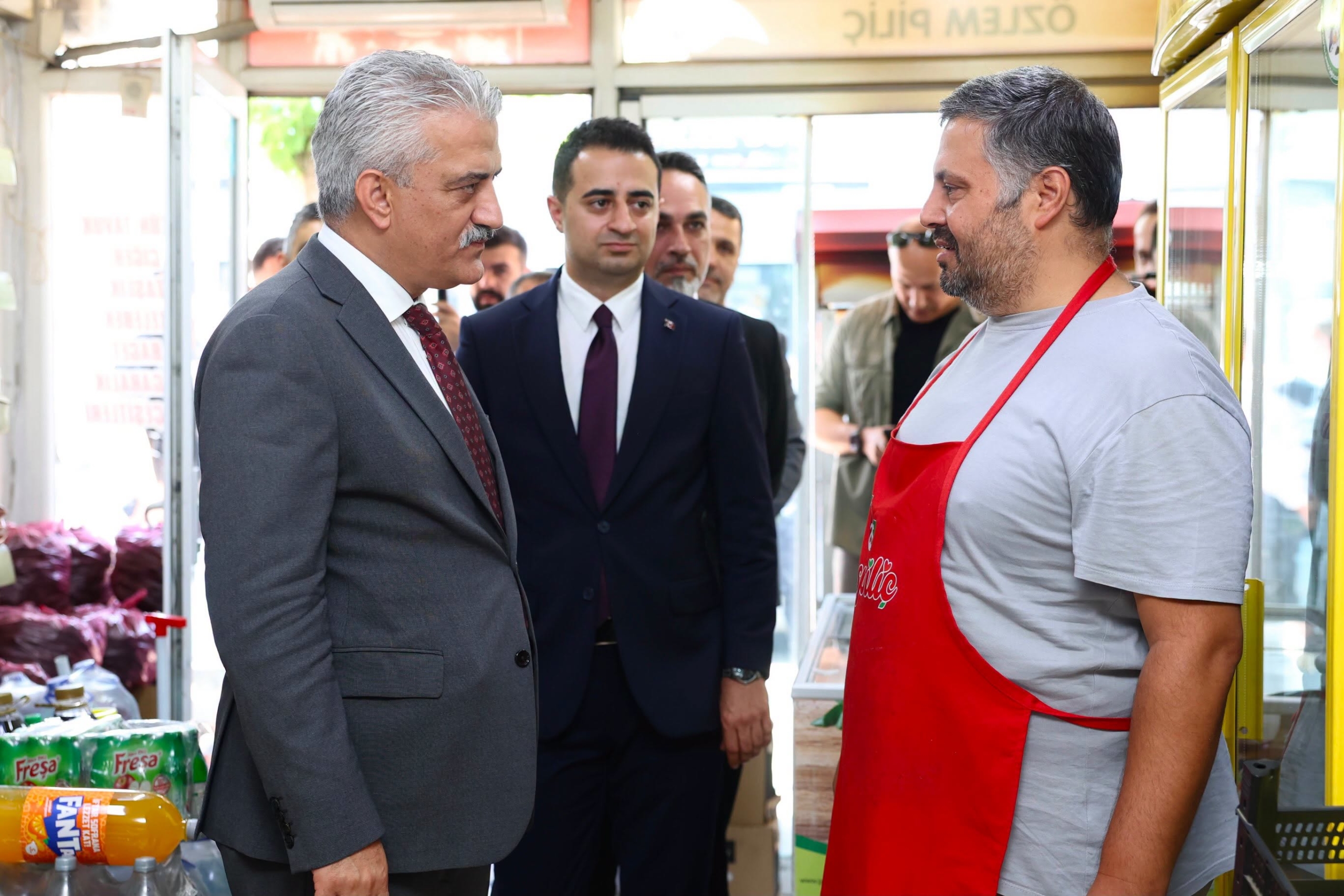 Vali Makas'tan Gümüşova'da Esnaf Ziyareti Vali Makas'tan Gümüşova'da Esnaf Ziyareti