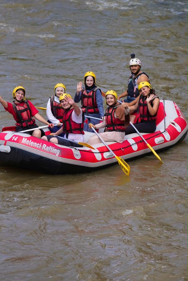 Melen Çayı'nda Gençliğinden Rafting Çıkarması Melen Çayı'nda Gençliğinden Rafting Çıkarması