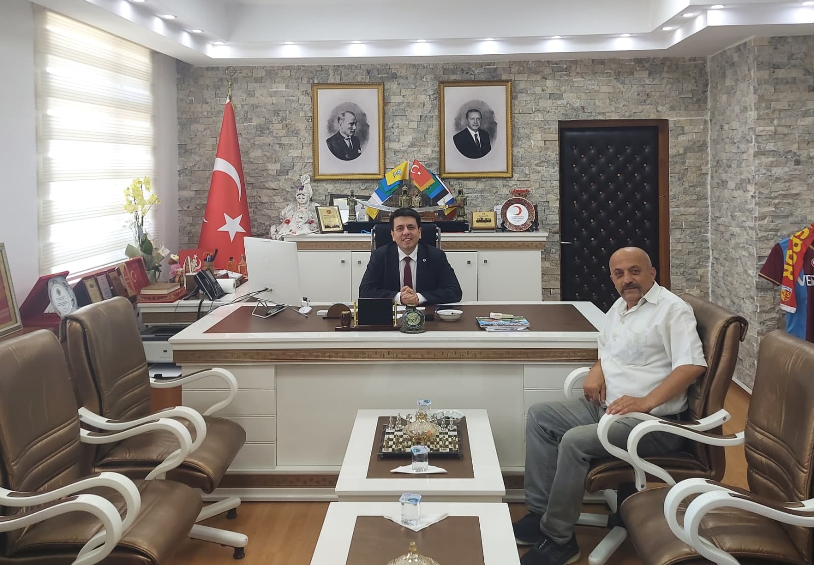 Çilimli Kaymakamlığı Makamında Anlamlı Buluşma BİZİM DÜZCE GAZETESİ'NDEN KAYMAKAM ALTUNTAŞ'A HAYIRLI OLSUN ZİYARETİ