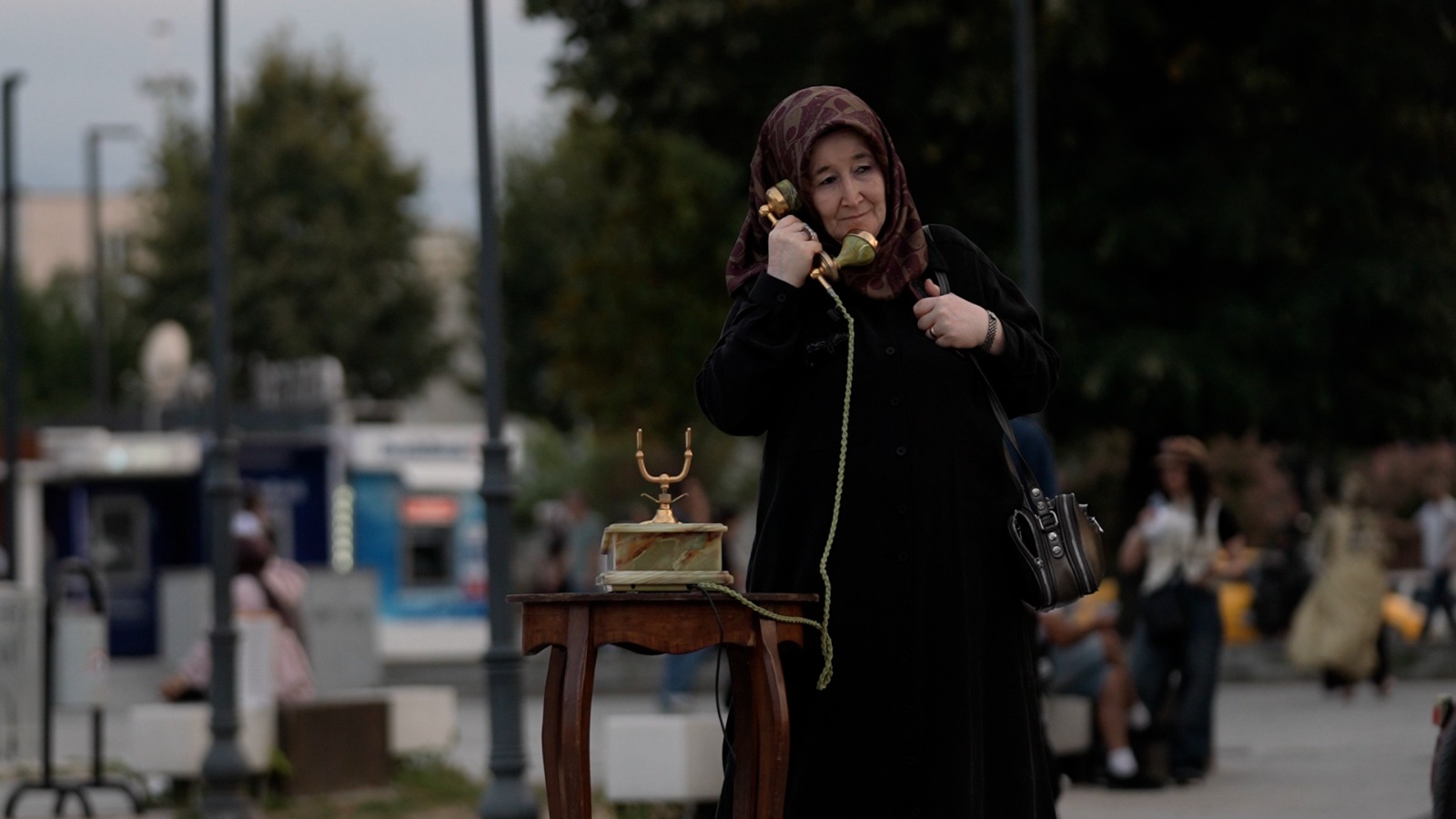 Millet Bahçesi'nde Çalan Telefon Herkesi Ağlattı! Düzce Millet Bahçesi’nde Çalan Telefon Vatandaşlara Duygu Dolu Anlar Yaşattı