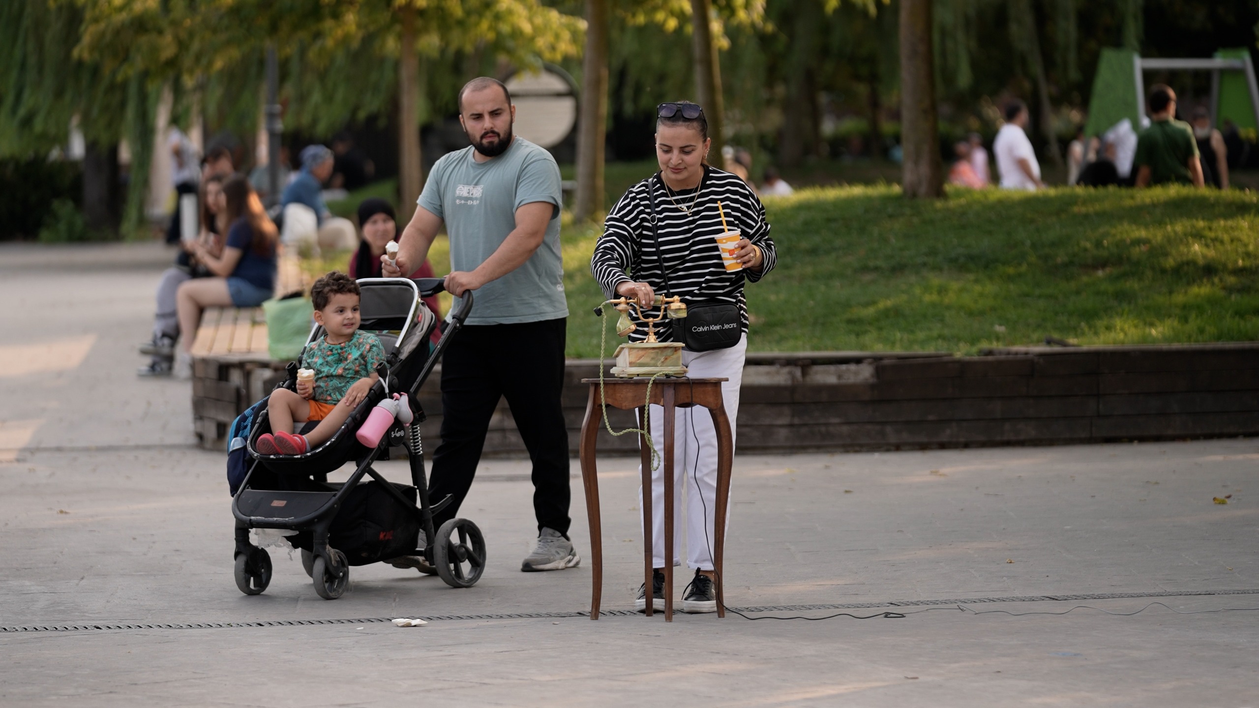 Millet Bahçesi'nde Çalan Telefon Herkesi Ağlattı! Düzce Millet Bahçesi’nde Çalan Telefon Vatandaşlara Duygu Dolu Anlar Yaşattı