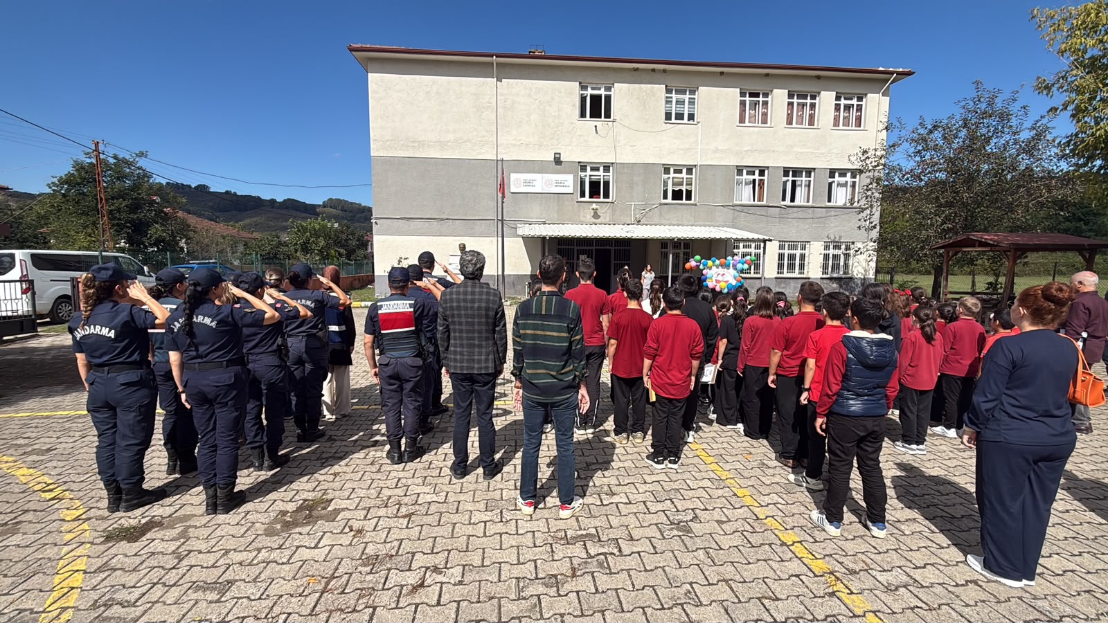 JANDARMADAN MİNİKLERE ZİYARET: