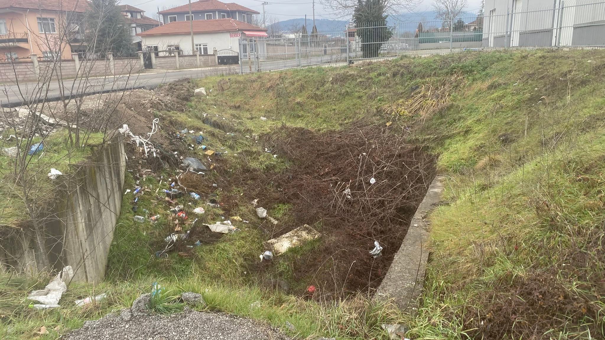 Bizim Düzce Gazetesi'nin Uyarılarına Rağmen Karayolları Tehlikeye Davetiye Çıkarıyor Bizim Düzce Gazetesi'nin Uyarılarına Rağmen Karayolları Tehlikeye Davetiye Çıkarıyor