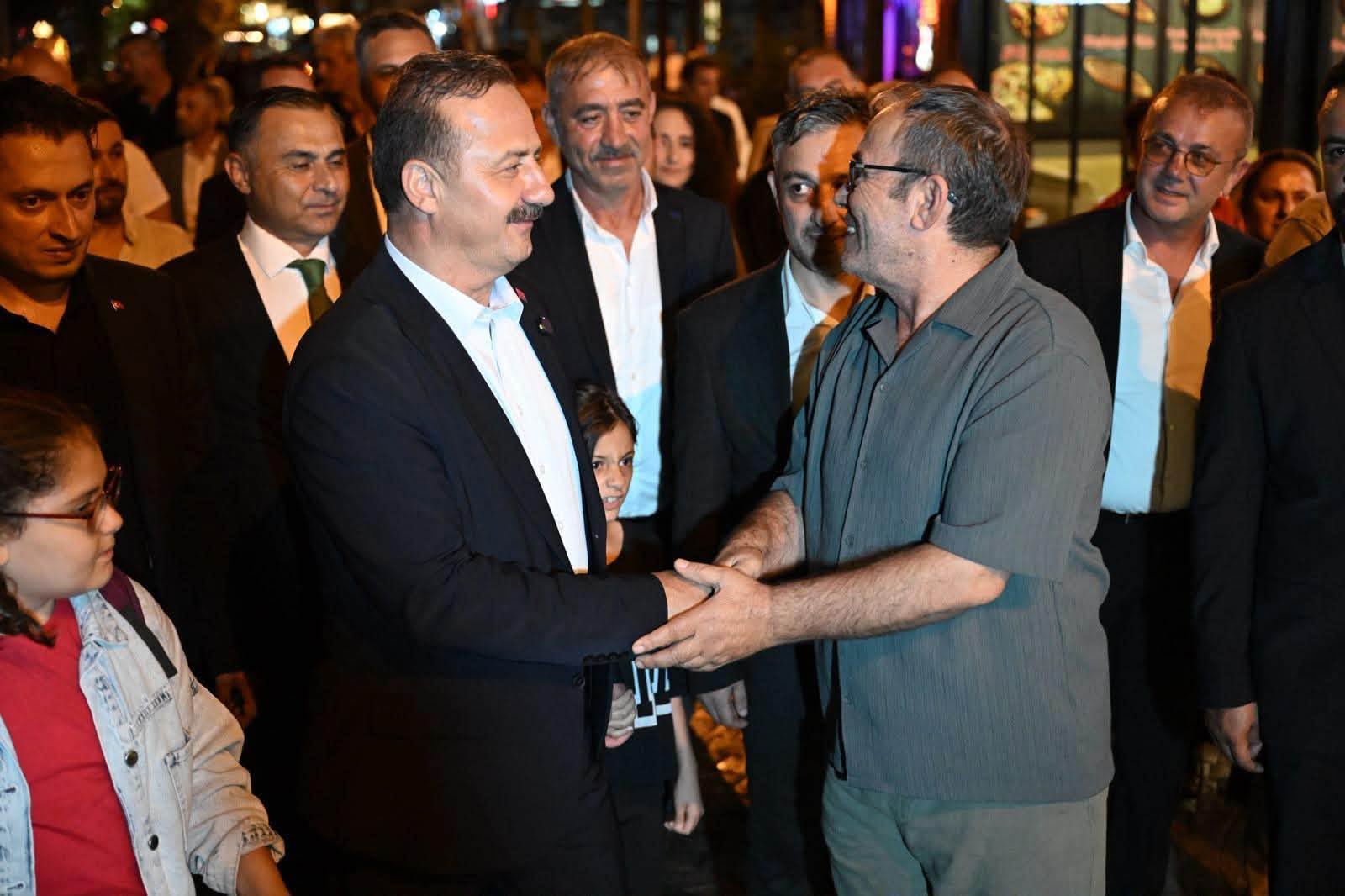 Yağışlı Havaya Rağmen Coşkulu Karşılama Yağışlı Havaya Rağmen Coşkulu Karşılama