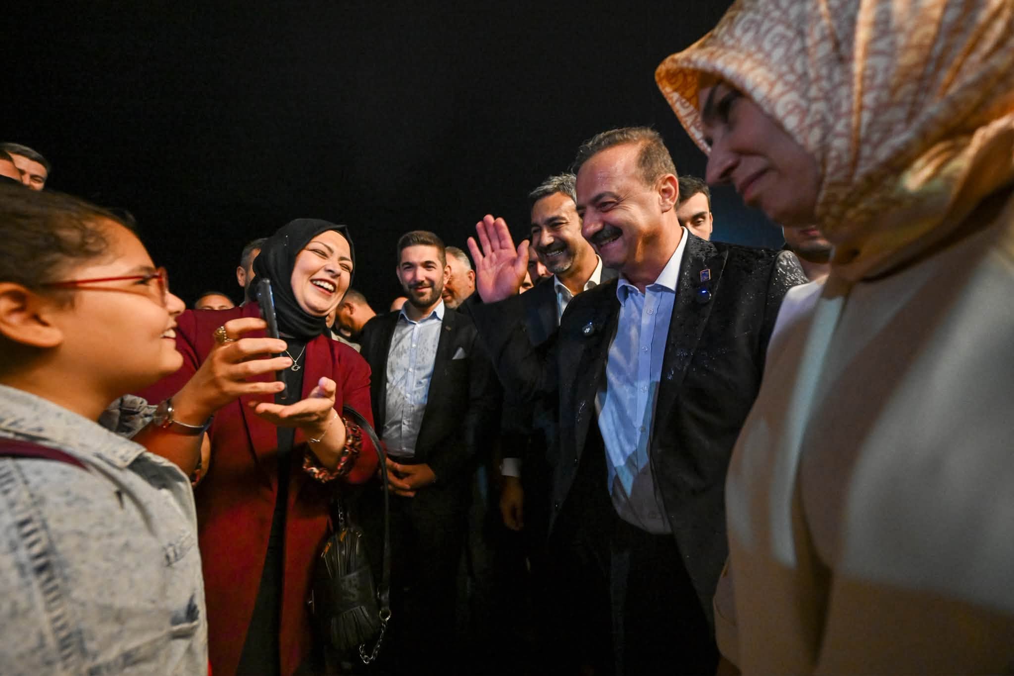 Yağışlı Havaya Rağmen Coşkulu Karşılama Yağışlı Havaya Rağmen Coşkulu Karşılama