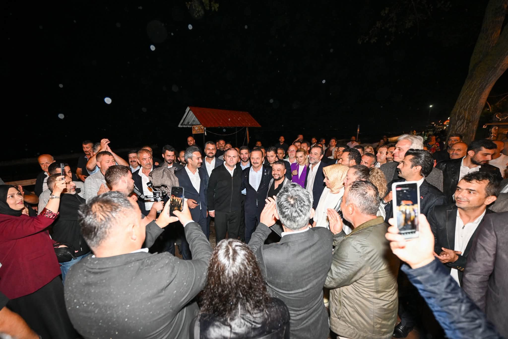 Yağışlı Havaya Rağmen Coşkulu Karşılama Yağışlı Havaya Rağmen Coşkulu Karşılama