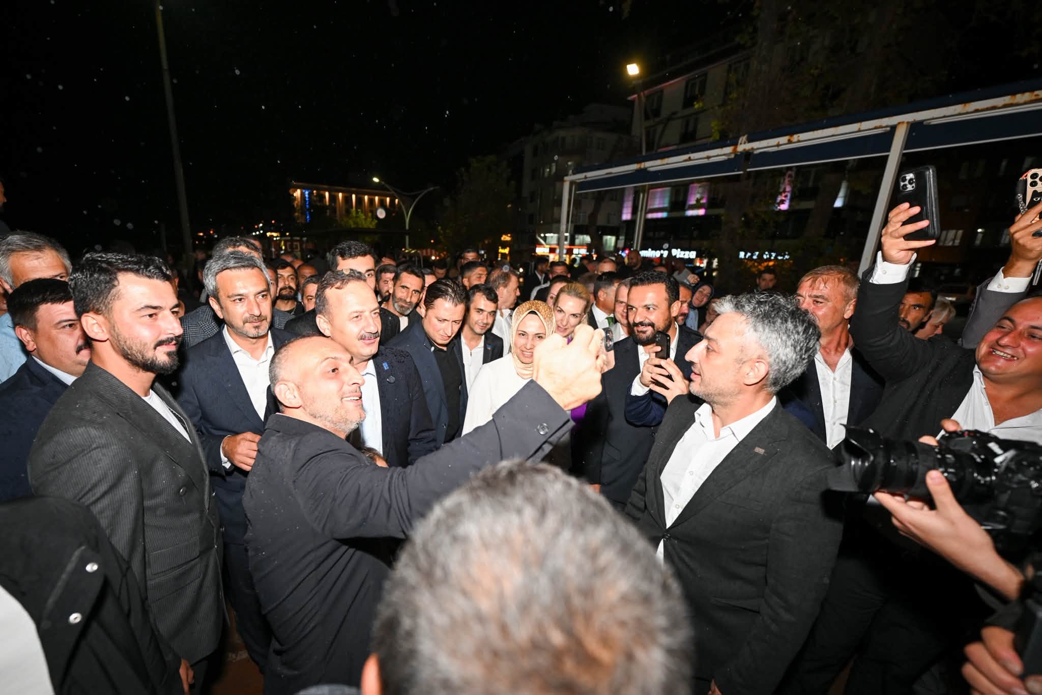 Yağışlı Havaya Rağmen Coşkulu Karşılama Yağışlı Havaya Rağmen Coşkulu Karşılama