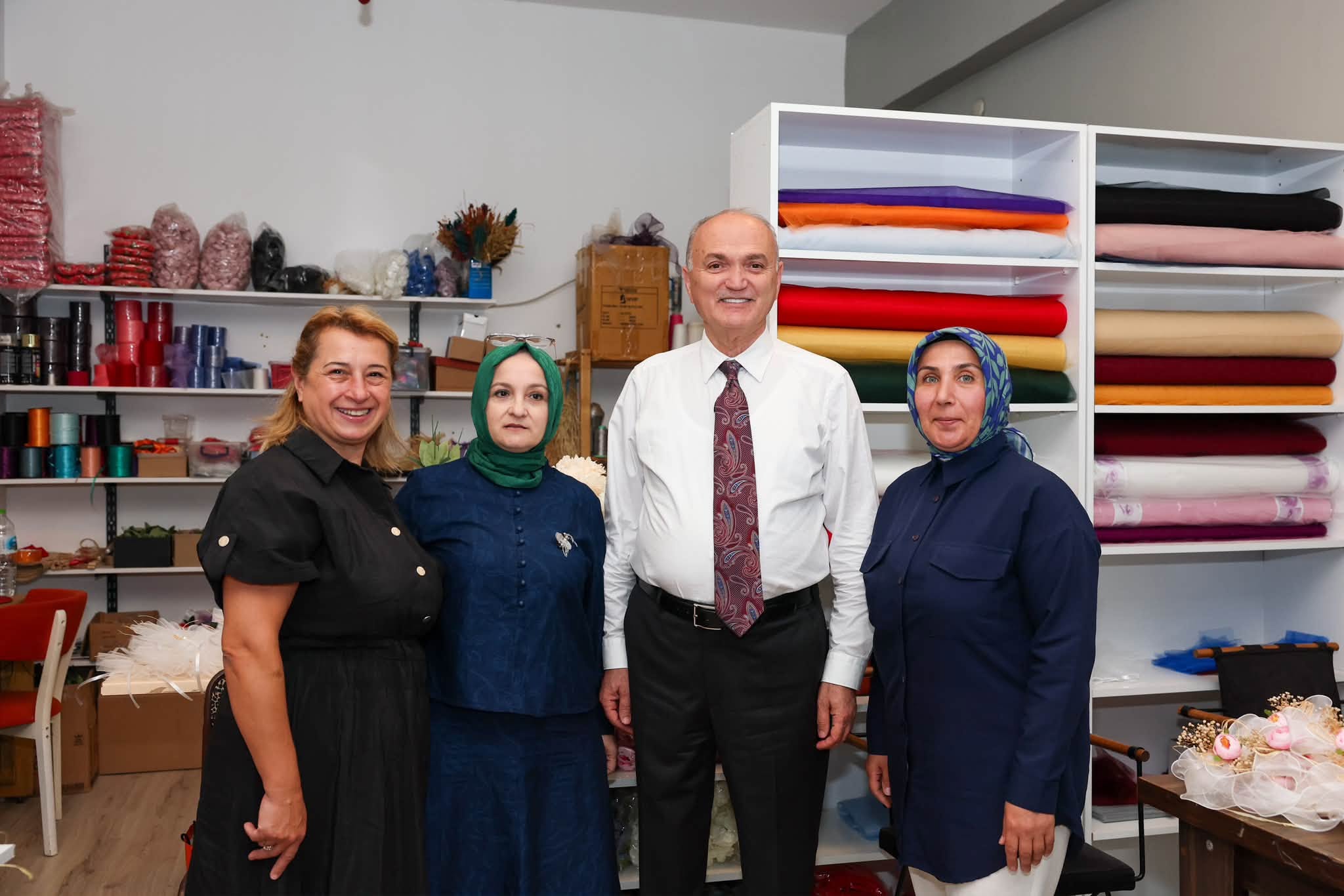 BAŞKAN ÖZLÜ’DEN KADIN EMEĞİ MERKEZİ’NE ZİYARET BAŞKAN ÖZLÜ’DEN KADIN EMEĞİ MERKEZİ’NE ZİYARET