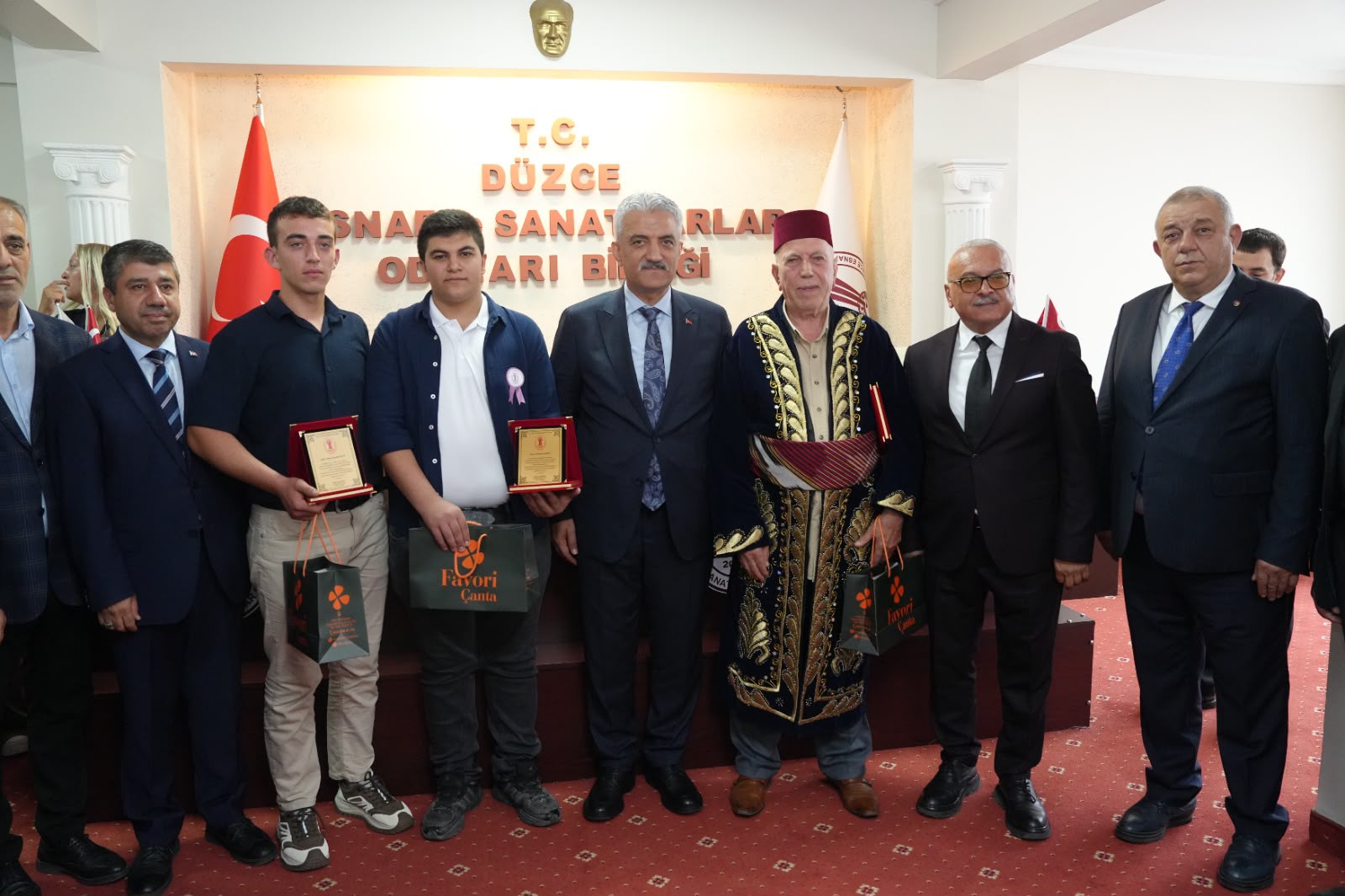DESOB Toplantı Salonu'nda Anlamlı Buluşma DESOB Toplantı Salonu'nda Anlamlı Buluşma