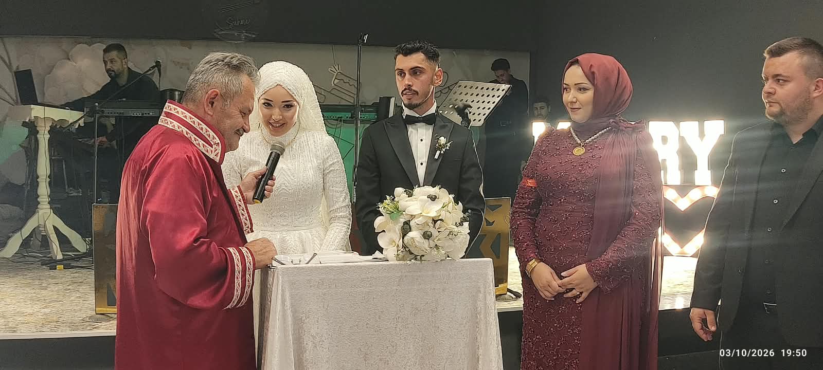 CUMAYERİ’NDE MUTLU GÜN: LİVANUR ZEYNEP VE SEFA DÜNYA EVİNE GİRDİ
