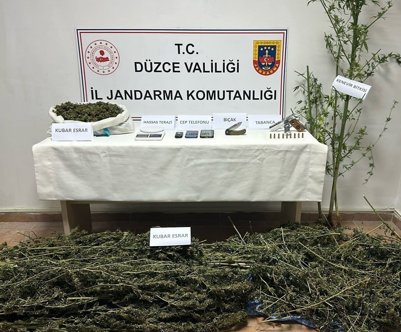 Jandarmadan Gümüşova'da Zehir Tacirlerine Operasyon!