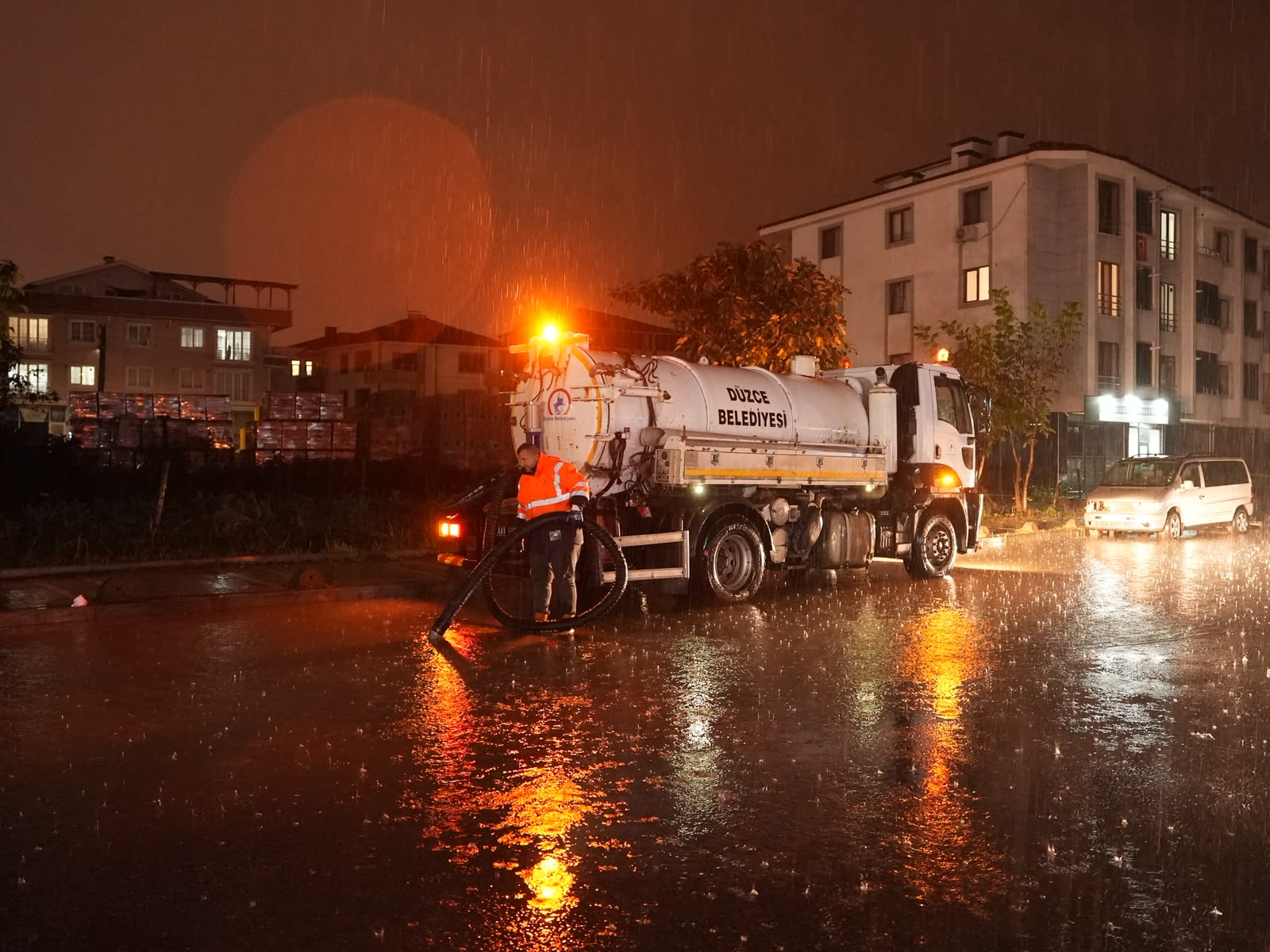 DÜZCE BELEDİYESİ'NDEN KRİTİK UYARI: 36 SAATTİR SAHADAYIZ!