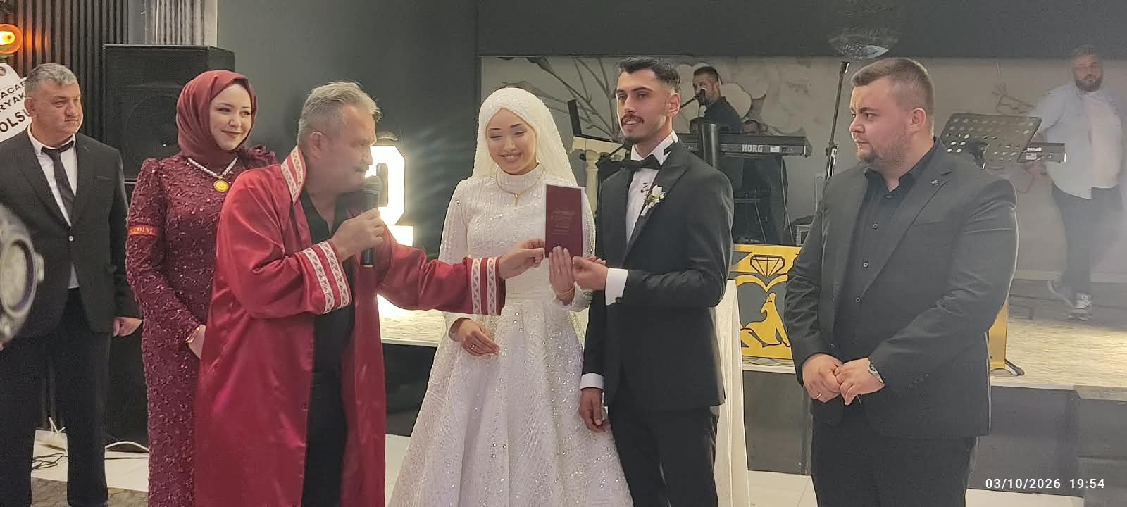 CUMAYERİ’NDE MUTLU GÜN: LİVANUR ZEYNEP VE SEFA DÜNYA EVİNE GİRDİ