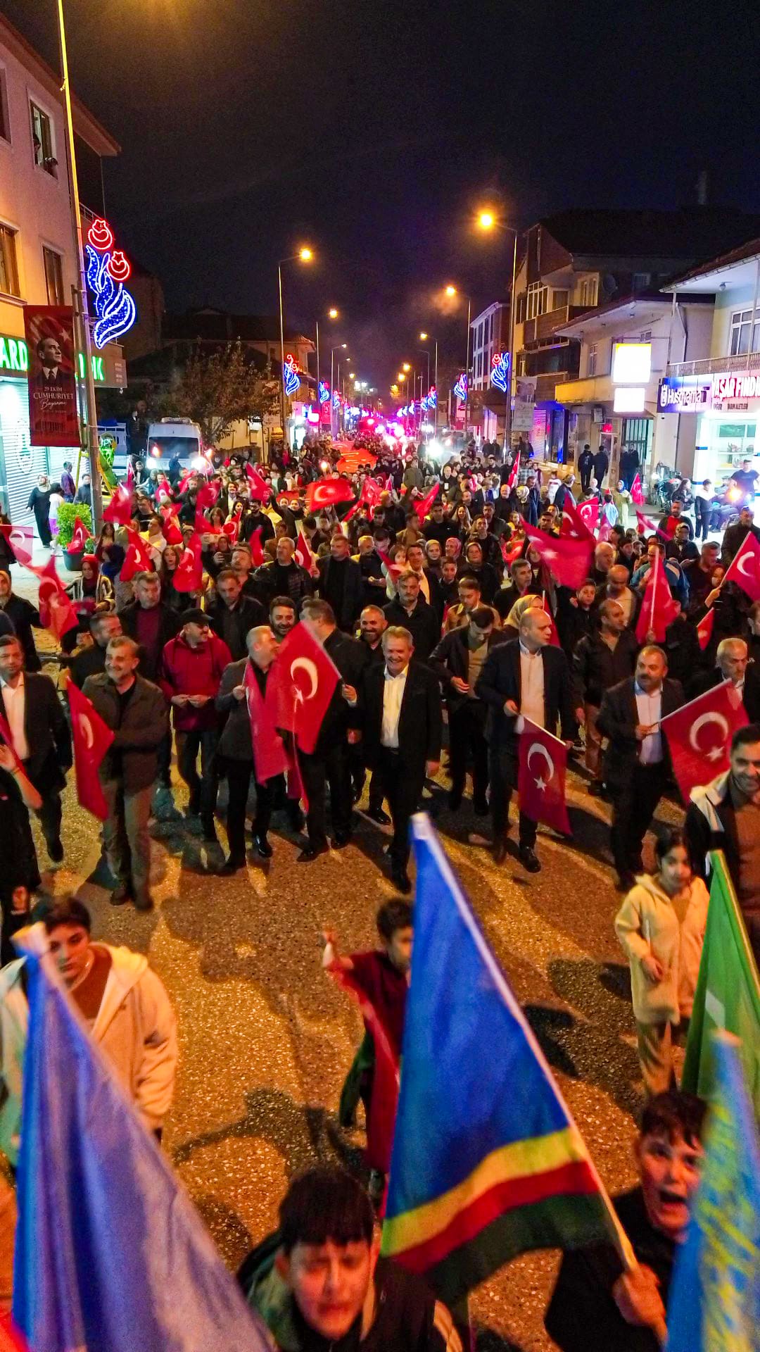 Cumayeri'nde  Coşkulu Geçti: 103 Metrelik Dev Bayrakla Cumhuriyet Coşkusu