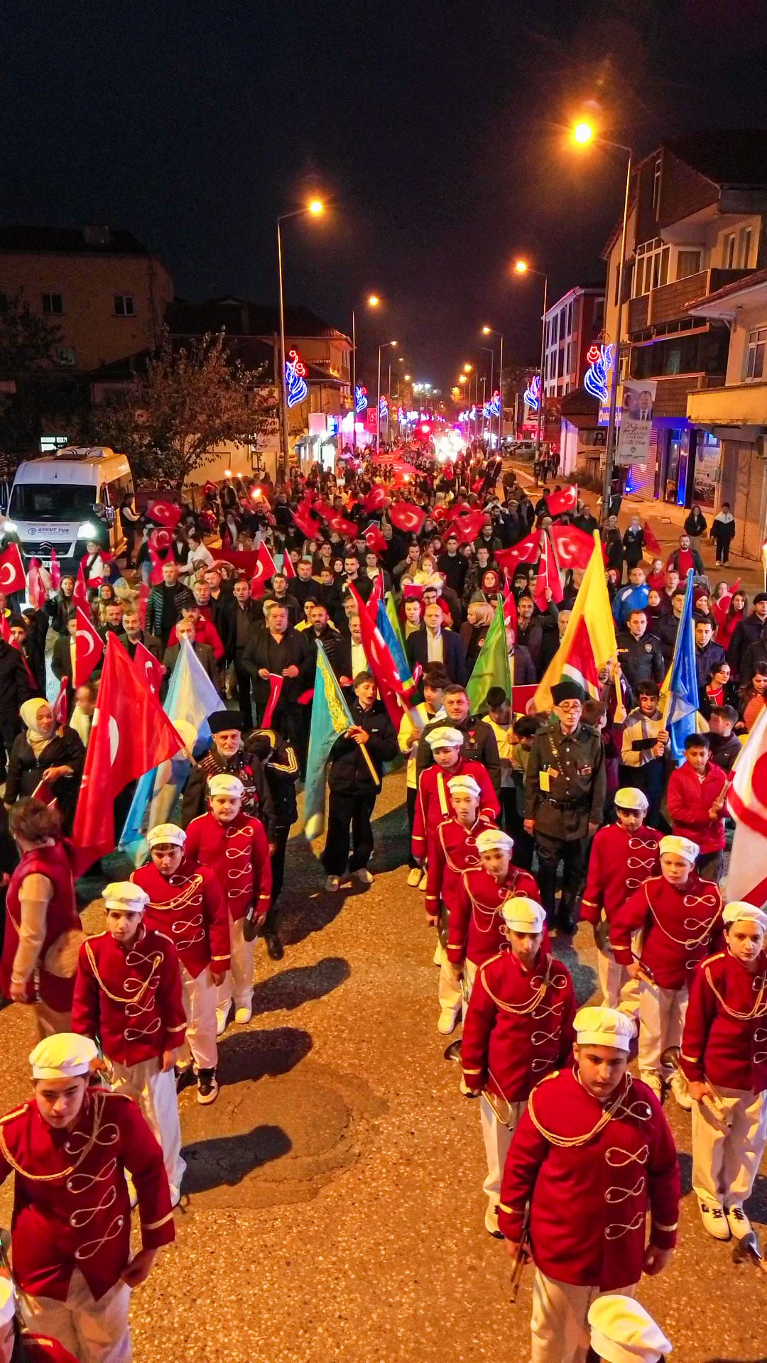 Cumayeri'nde  Coşkulu Geçti: 103 Metrelik Dev Bayrakla Cumhuriyet Coşkusu