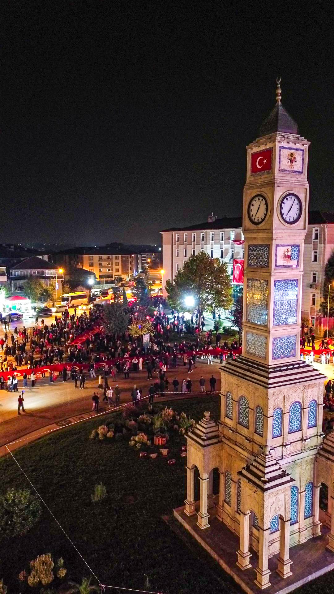Cumayeri'nde  Coşkulu Geçti: 103 Metrelik Dev Bayrakla Cumhuriyet Coşkusu