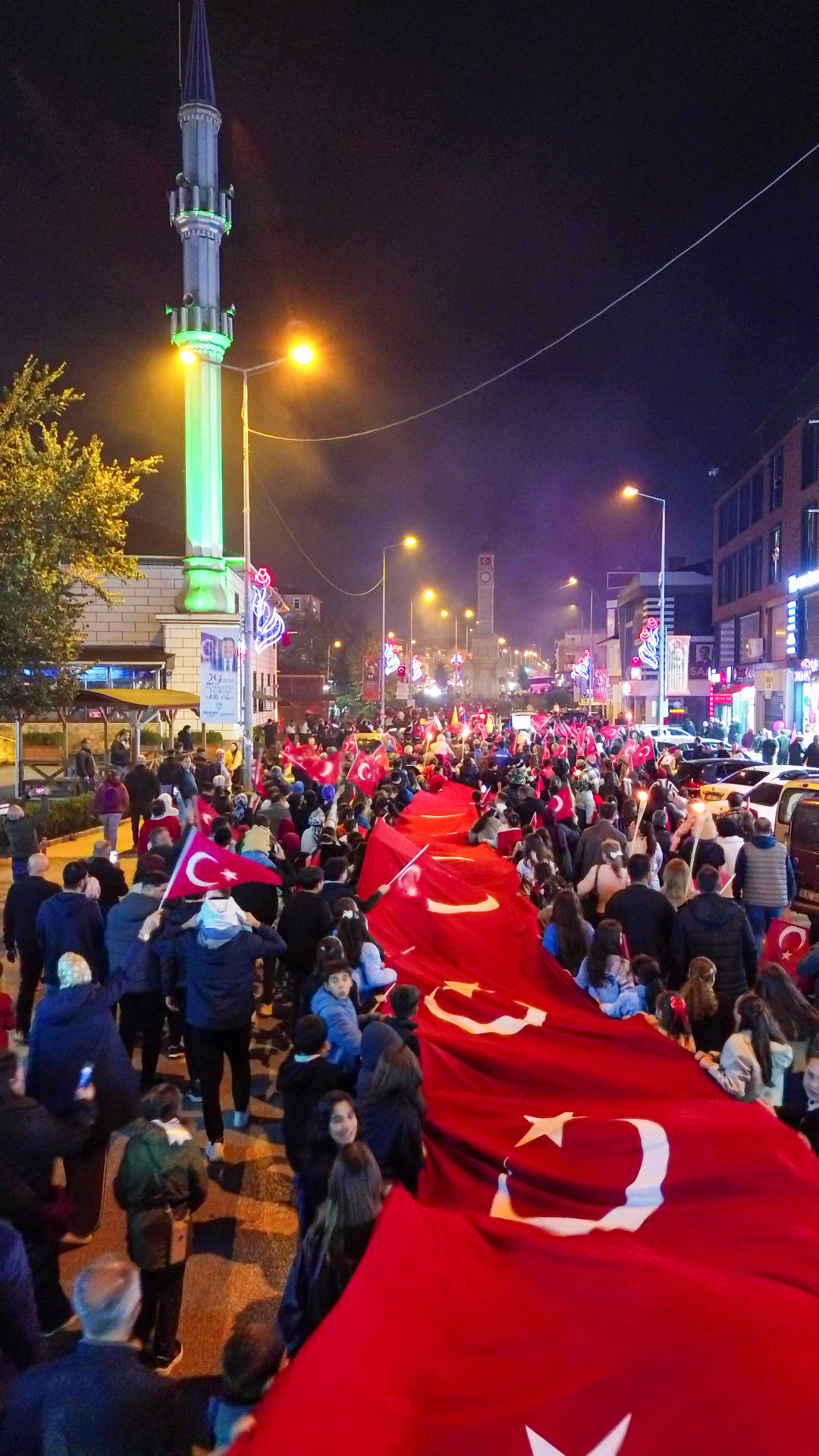Cumayeri'nde  Coşkulu Geçti: 103 Metrelik Dev Bayrakla Cumhuriyet Coşkusu