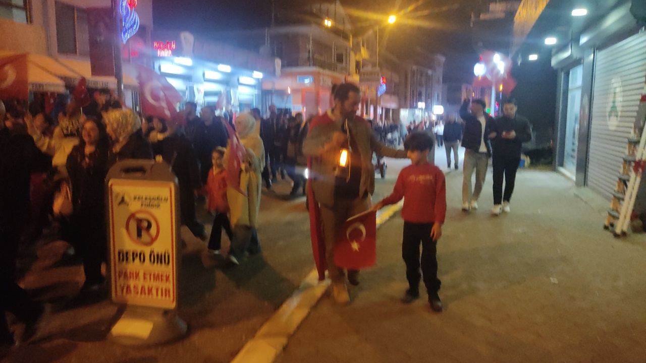 Cumayeri'nde  Coşkulu Geçti: 103 Metrelik Dev Bayrakla Cumhuriyet Coşkusu